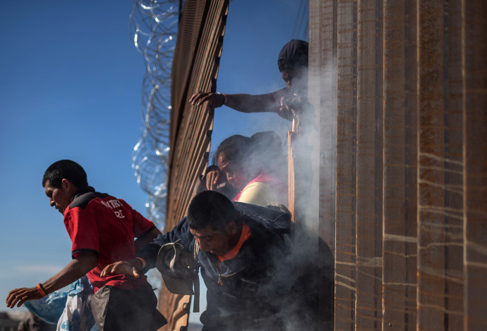 מהגרים בגבול ארה"ב-מקסיקו (צילום:  רויטרס)