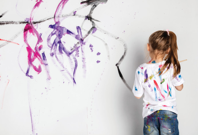 ילדה מציירת על הקיר (צילום:  אינג אימג')