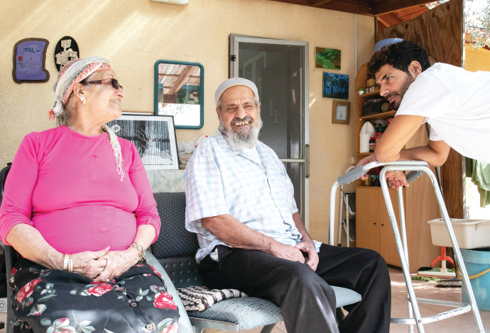 אתגר מויאל עם סבא יעקב וסבתא אסתר (צילום:  ערן לוף)