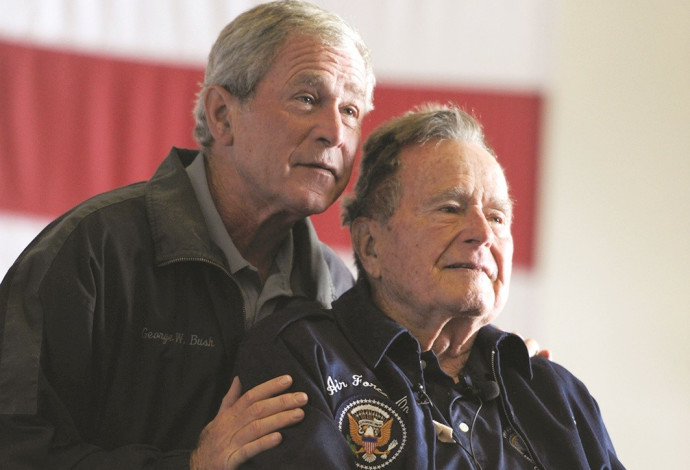 ג'ורג' בוש האב והבן (צילום:  AFP)