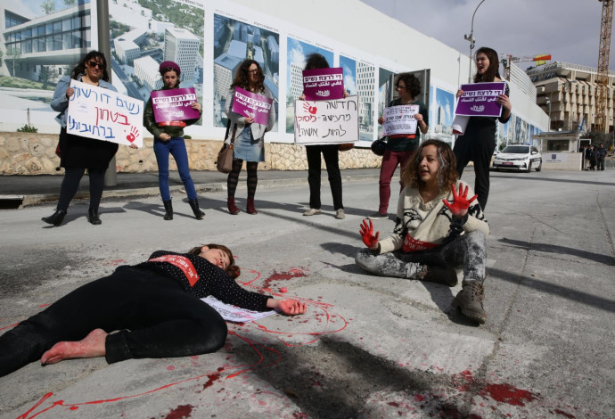 מיצג בנושא אלימות נגד נשים (צילום:  אסתי דזיובוב/TPS)