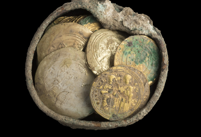 המטמון העתיק שנמצא בקיסריה (צילום:  רשות העתיקות)