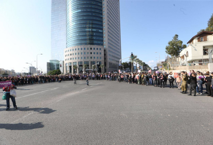 מחאת הנשים בצומת עזריאלי בתל אביב (צילום:  אבשלום ששוני)