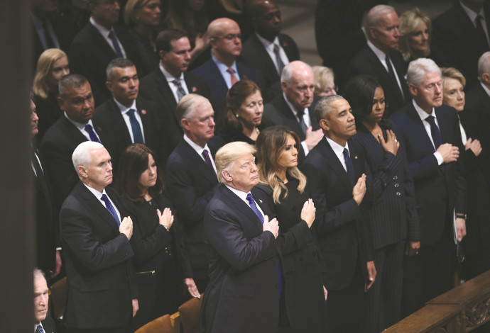 הנשיאים ורעיותיהם בטקס האזכרה לבוש האב  (צילום:  AFP)