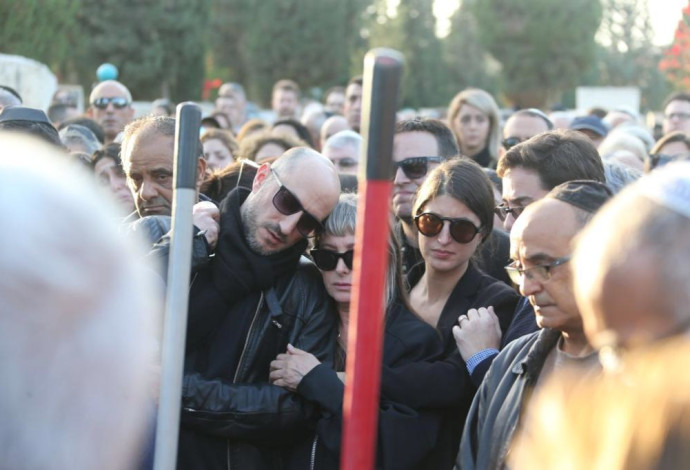אשתו וילדיו של יגאל בשן בהלוויה (צילום:  אבשלום ששוני)