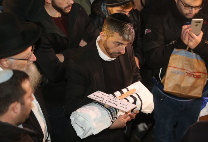 הלווייתו של עמיעד ישראל, התינוק שנרצח בפיגוע בעפרה (צילום:  מרק ישראל סלם)