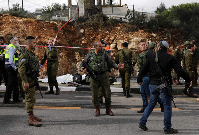 זירת הפיגוע בגבעת אסף (צילום:  רויטרס)