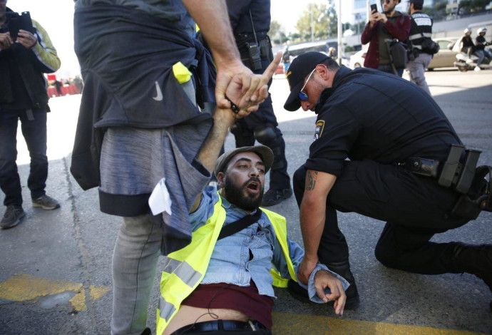 המשטרה עוצרת פעיל במחאת "האפודים הצהובים" (צילום:  מטה מאבק האפודים הצהובים בישראל)