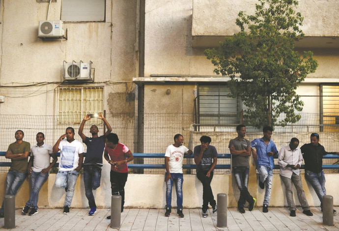 שוהים זרים בדרום תל אביב (צילום:  תומר נויברג, פלאש 90)