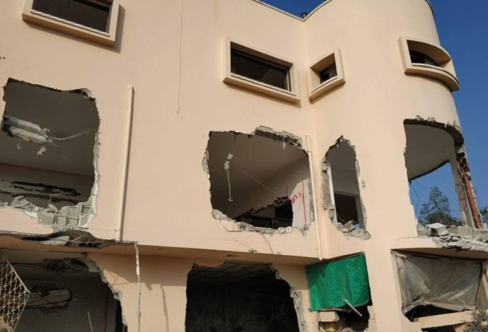 הריסת חלק מבית המחבל שביצע את הפיגוע בברקן (צילום:  רשתות ערביות)