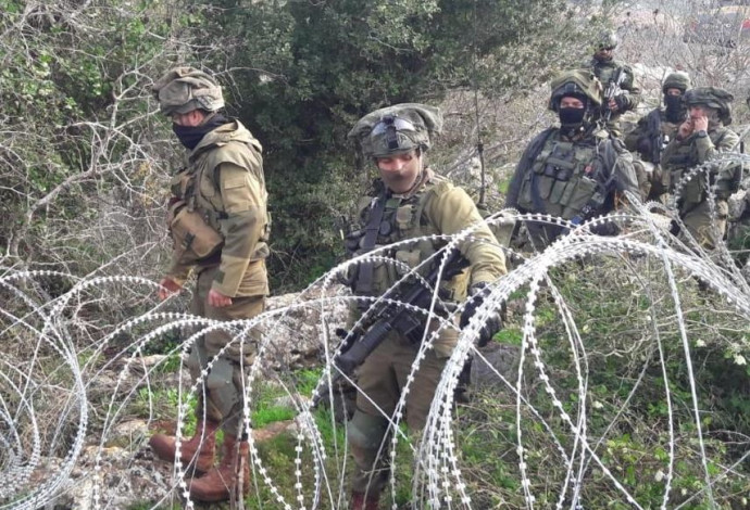 חייל צה"ל מניחים גדר תיל בגבול הצפון (צילום:  רשתות ערביות)