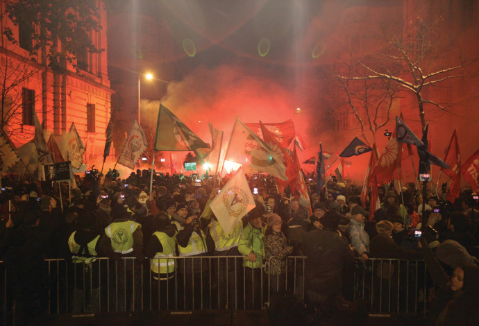 הפגנה בהונגריה (צילום:  AFP)