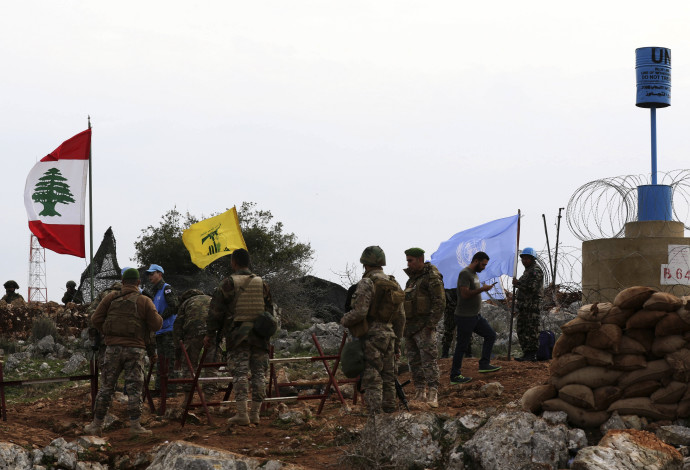 חיילי צבא לבנון וחיילי יוניפ"יל בגבול הצפון (צילום:  AFP)
