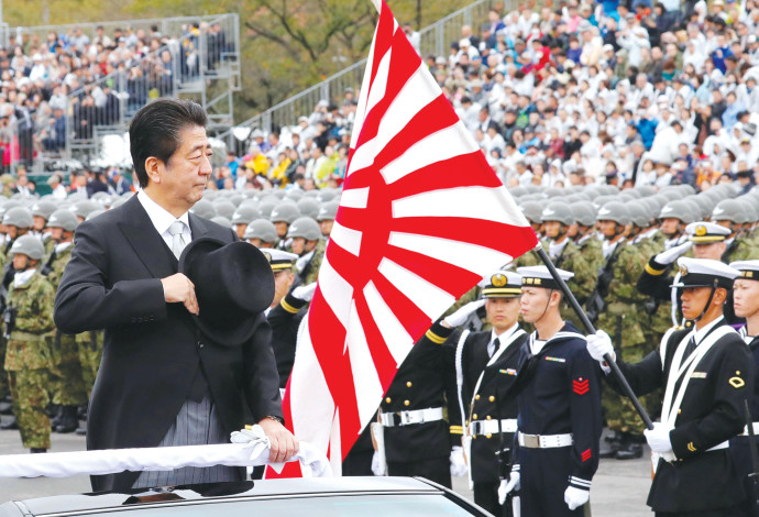 אבה במצעד צבאי מחוץ לטוקיו (צילום:  רויטרס)