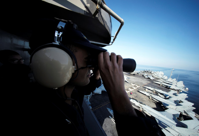 חייל אמריקאי מתצפת על נושאת מטוסים (צילום:  רויטרס)