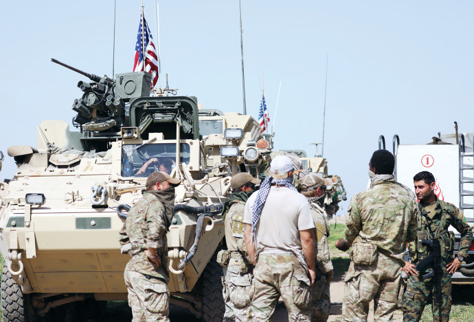 כוח אמריקאי ולוחם כורדי בסוריה  (צילום:  רויטרס)
