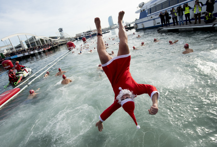 משתתף בתחרות השחייה המסורתית לקראת חג המולד בברצלונה (צילום:  AFP)