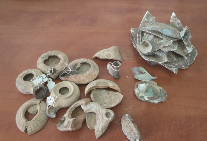 פריטי עתיקות גנובים שנתפסו (צילום:  דוברות המנהל האזרחי)