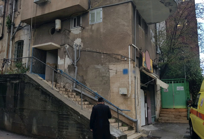 הדירה בחיפה בה נמצאו הנפגעים (צילום:  דוברות מד"א)