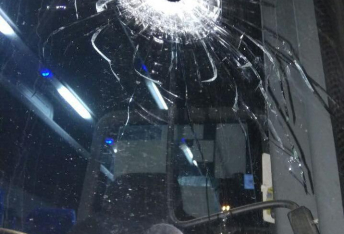 ירי על אוטובוס סמוך לבית אל  (צילום:  רשתות חברתיות)