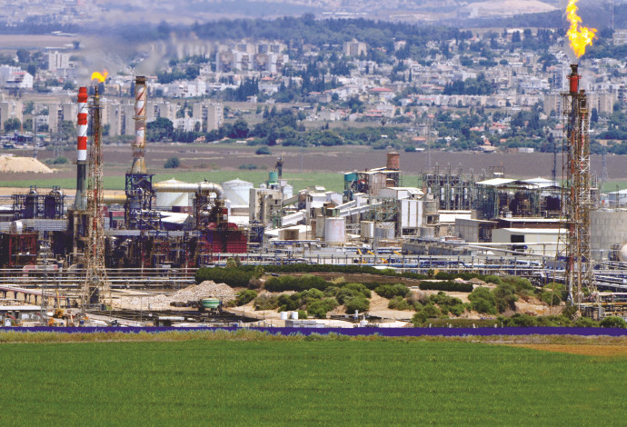 מפעלים במפרץ חיפה (צילום:  שי לוי, פלאש 90)