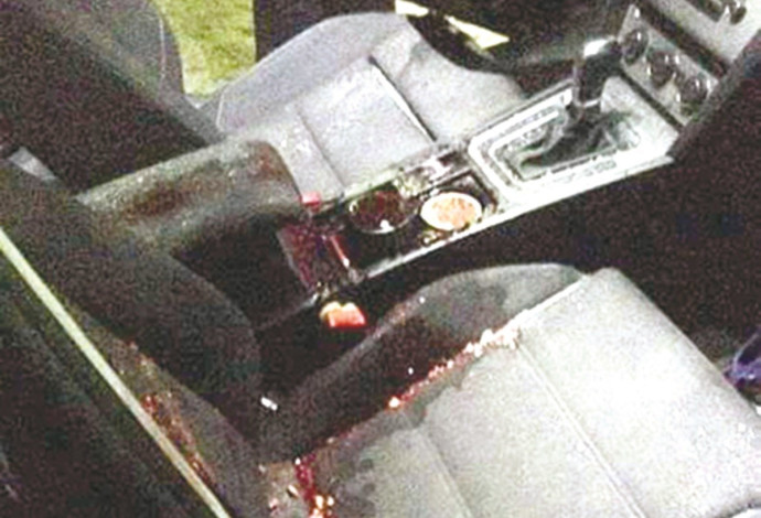 הרכב של עאישה ראבי שנפגעה מזריקת אבנים (צילום:  חברת החדשות)