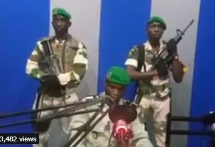 קצינים בגבון משתלטים על תחנת הטלוויזיה (צילום:  רויטרס)