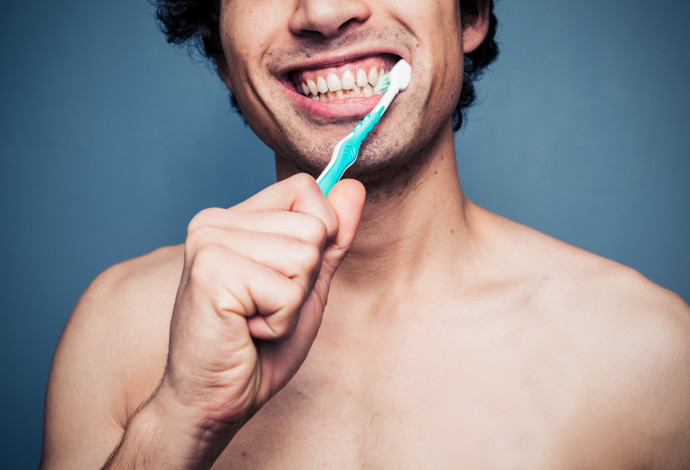 צחצוח שיניים (צילום:  ingimage ASAP)