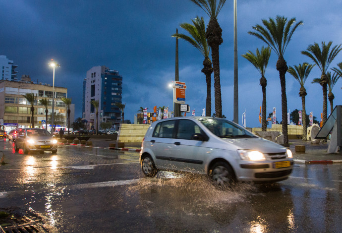 גשם בנתניה (צילום:  פלאש 90)