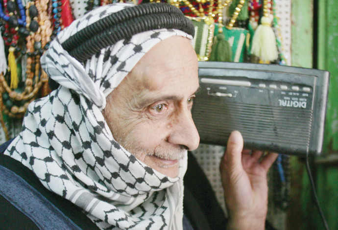 קשיש פלסטיני מאזין לרדיו בחברון (צילום:  רויטרס)
