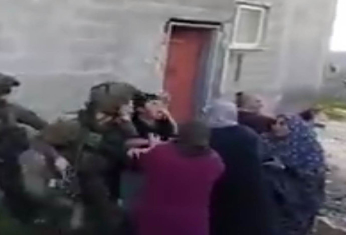 אלימות כלפי חיילים במהלך מעצר ביו"ש (צילום:  צילום מסך)