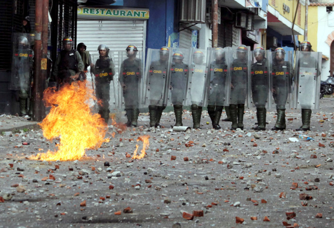 הפגנות בוונצואלה נגד הנשיא ניקולאס מדורו (צילום:  רויטרס)