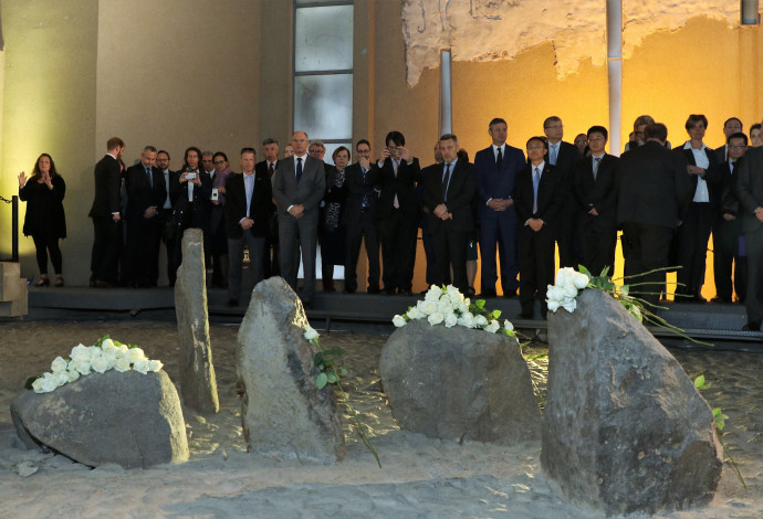 השגרירים בטקס יום השואה הבינלאומי במכון משואה (צילום:  סהר אורן)