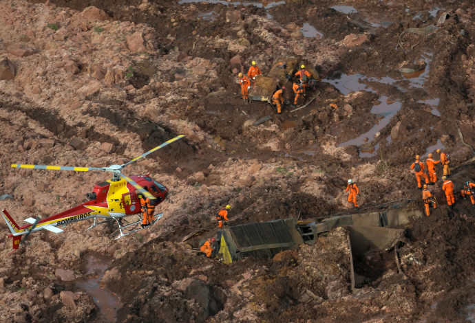 סכר התמוטט בדרום מזרח ברזיל, חשש כבד לחייהם של מאות אנשים שנלכדו תחת הבוץ (צילום:  רויטרס)