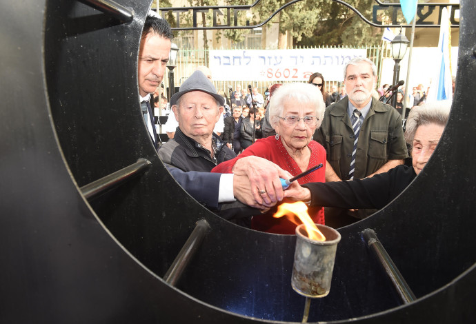 הדלקת נר זיכרון ביום השואה הבינלאומי (צילום:  סיון פרג')