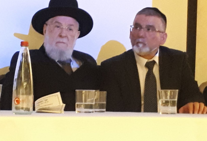 השר יצחק וקנין עם הרב ישראל מאיר לאו (צילום:  דוברות המשרד לשירותי דת)