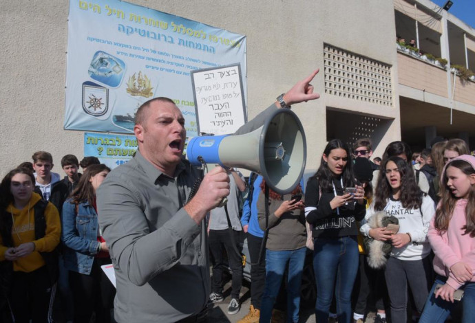 הפגנה נגד שינוי שמו של בית ספר עמל שבח מופת (צילום:  אבשלום ששוני)