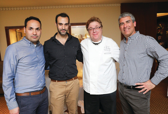 מימין: מנכ"ל יקבי כרמל נדב ארנס, השף ויקטור קלוגר ואנשי היקב רן אסא ויוסי אדרי (צילום:  רפי דלויה)