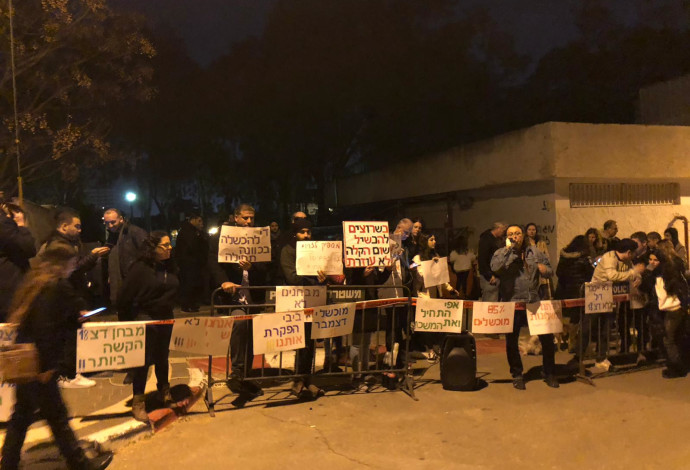 מפגינים מול ביתה של איילת שקד (צילום:  עורכת הדין אורלי אילוז)