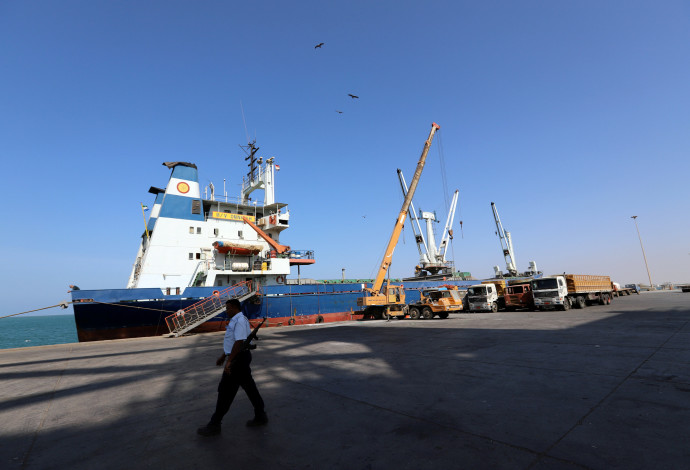 ספינה עוגנת בעיר הנמל חודיידה בתימן (צילום:  רויטרס)