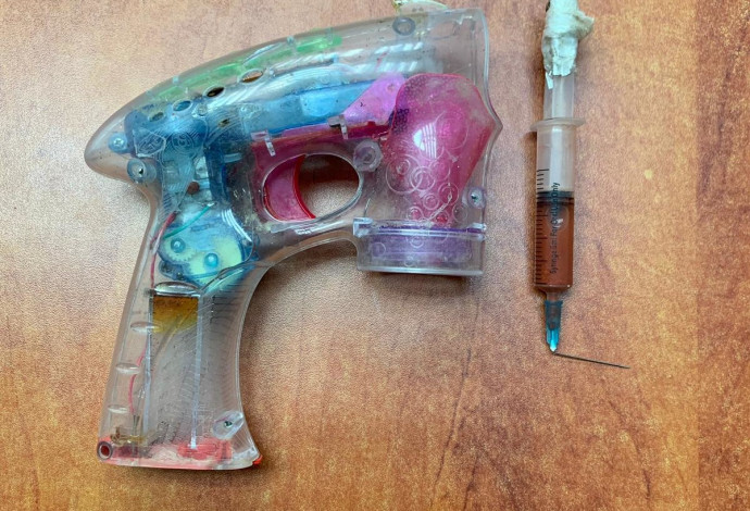ה"אקדח" בו השתמש החשוד בשוד בבאר שבע (צילום:  דוברות המשטרה)