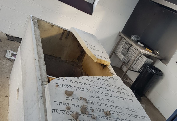השחתת קברו של הרב יהודה זאב סגל זצ"ל (צילום:  משטרת מנצ'סטר)