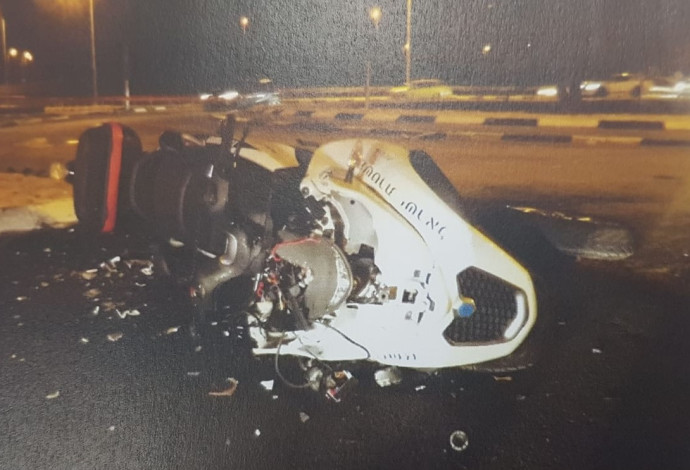 האופנוע של השוטר שנפגע בתאונה (צילום:  דוברות המשטרה)