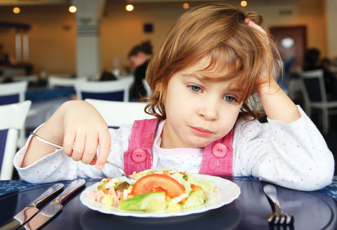 ילדה אוכלת, צילום אילוסטרציה (צילום:  אינג אימג')