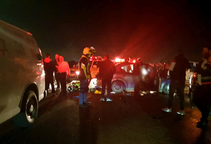 זירת התאונה בכביש 44 (צילום:  דוברות מד"א)