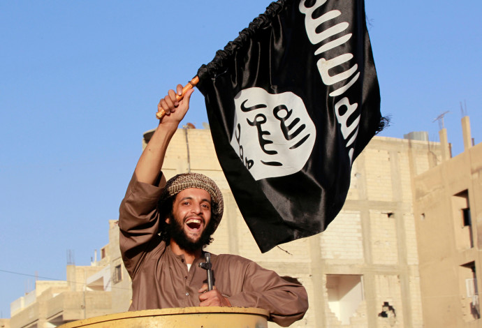 פעיל דאעש בסוריה (ארכיון) (צילום:  רויטרס)