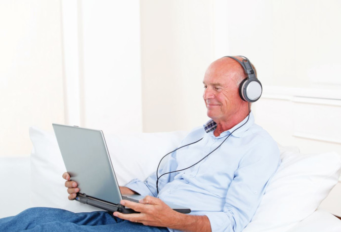גבר מקשיב למוזיקה (צילום:  אינג אימג')