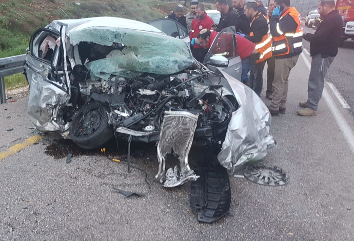 תאונה בכביש 60 בין אוטו למשאית (צילום:  דוברות כבאות והצלה)
