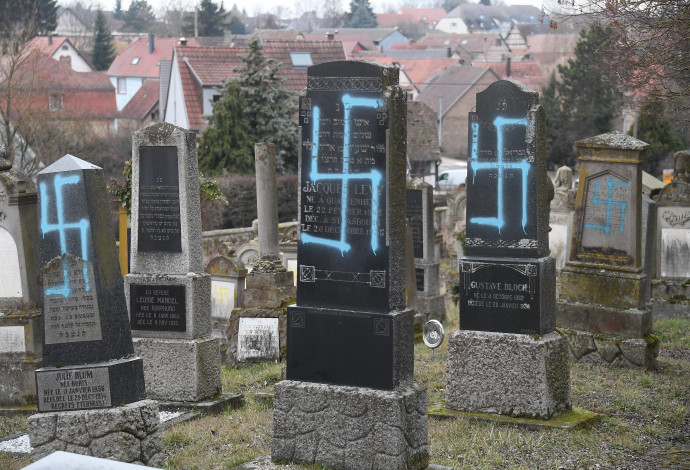 מצבות סומנו בצלב קרס בבית קברות יהודי (צילום:  AFP)