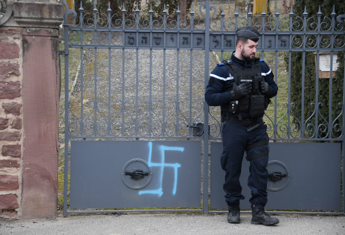 צלב קרס בבית קברות יהודי בצרפת (צילום:  AFP)
